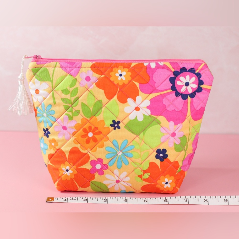 Floral cosmetic bag with protecting foam cotton lining & zipper closure NWOT